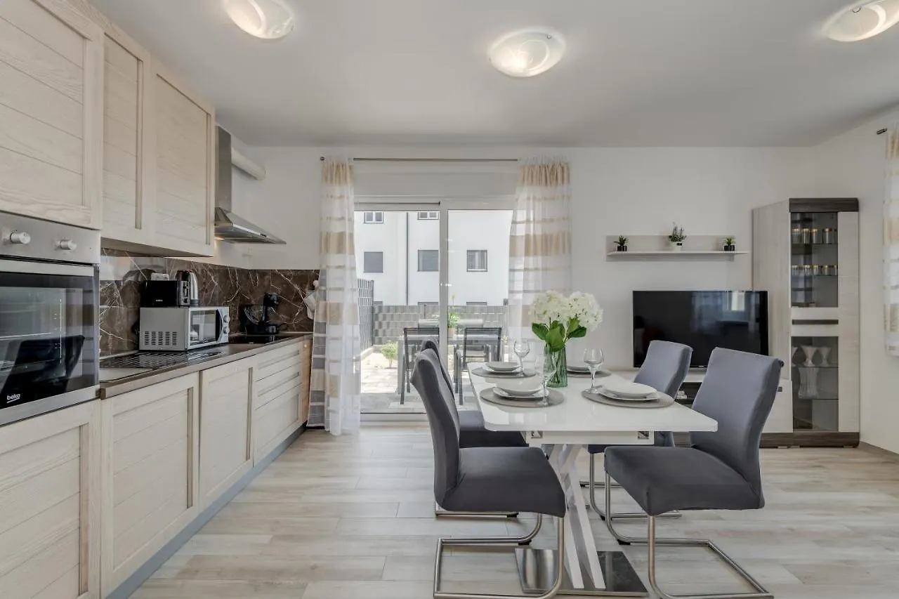 Deluxe Suites With Private Garden, Central Trogir