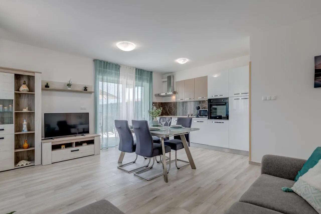 Deluxe Suites With Private Garden, Central Trogir Lägenhet