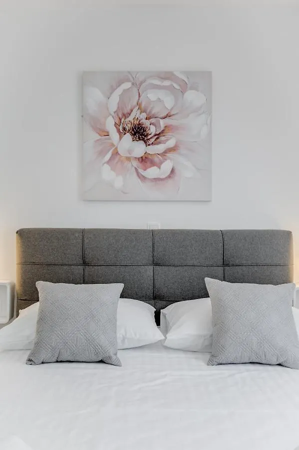 Deluxe Suites With Private Garden, Central Trogir Lägenhet