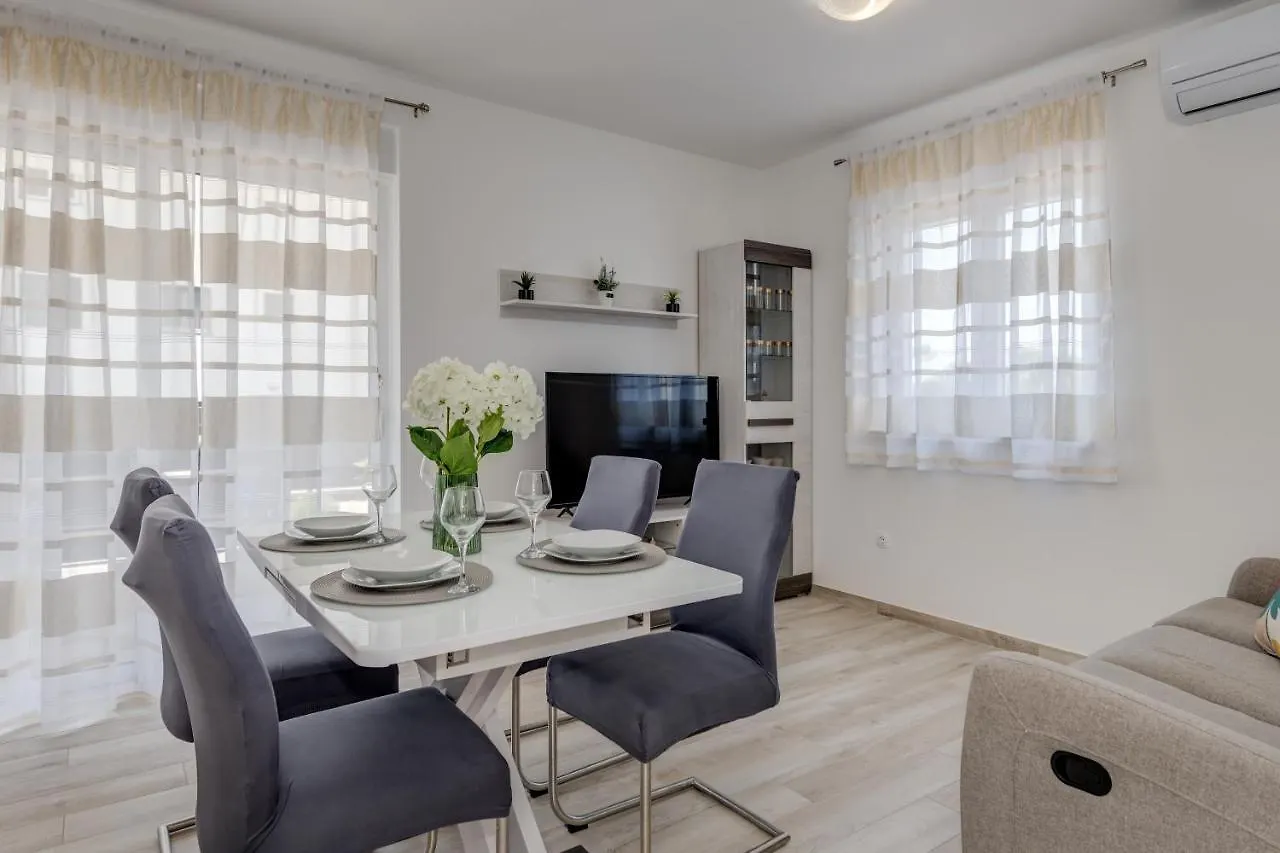 Deluxe Suites With Private Garden, Central Trogir