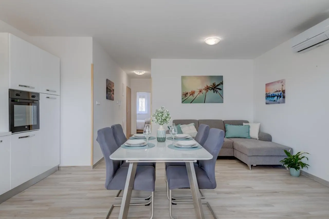 Deluxe Suites With Private Garden, Central Trogir Lägenhet