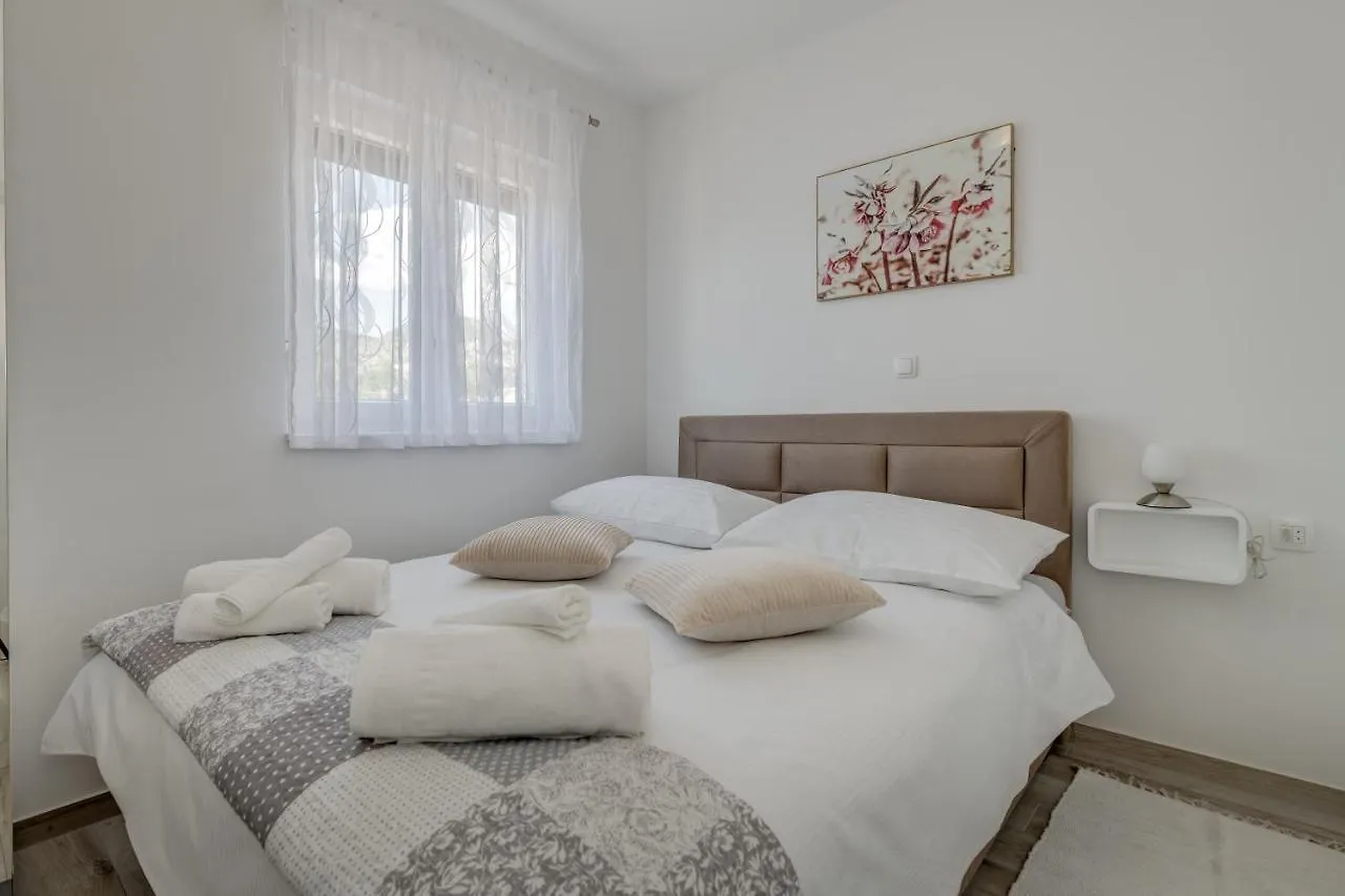 Deluxe Suites With Private Garden, Central Trogir