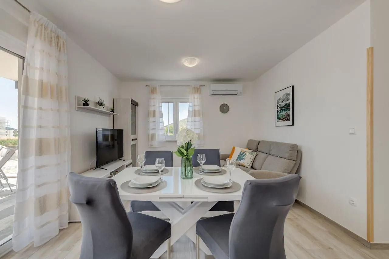 Deluxe Suites With Private Garden, Central Trogir 0*,