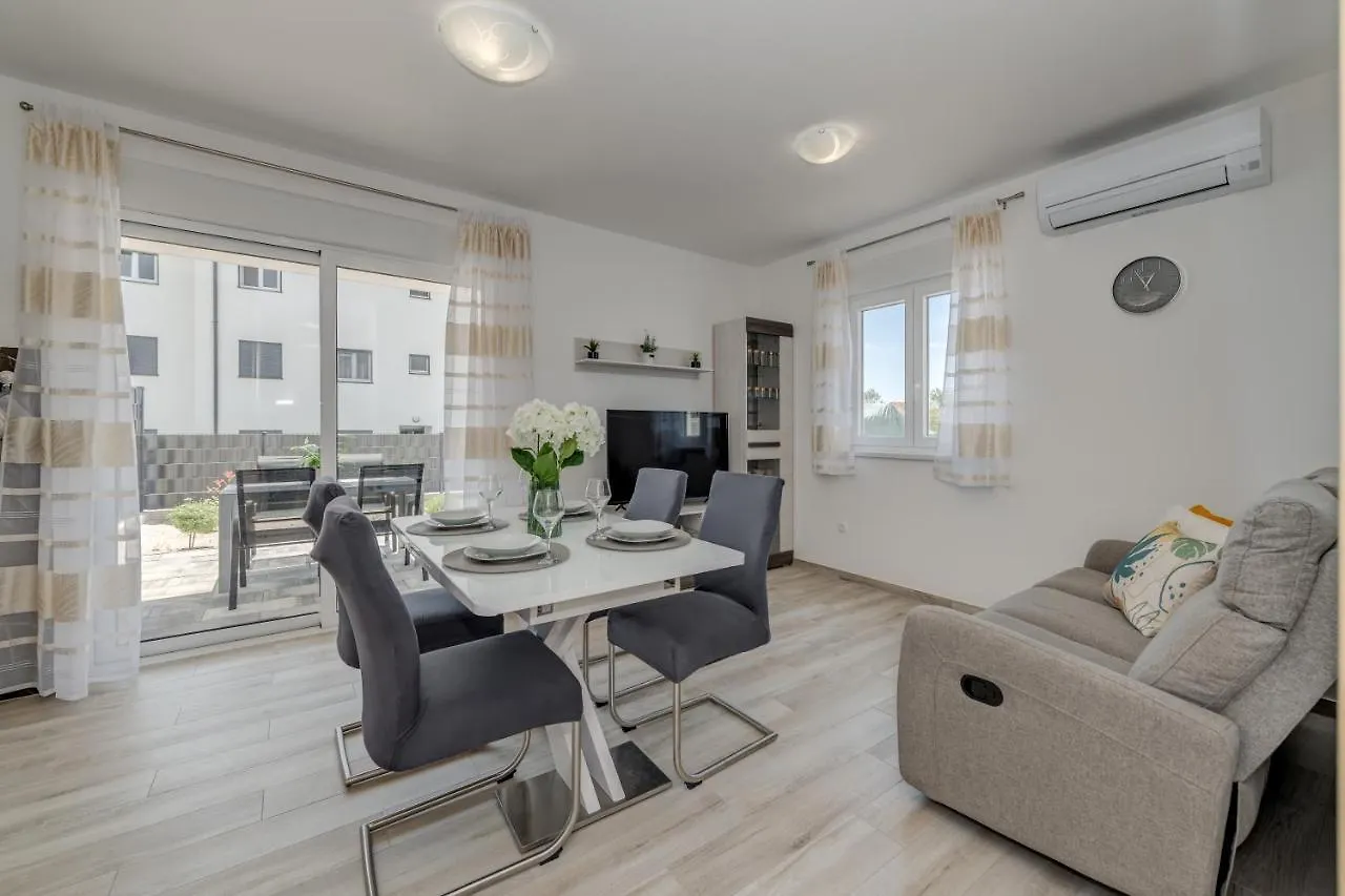 Lägenhet Deluxe Suites With Private Garden, Central Trogir